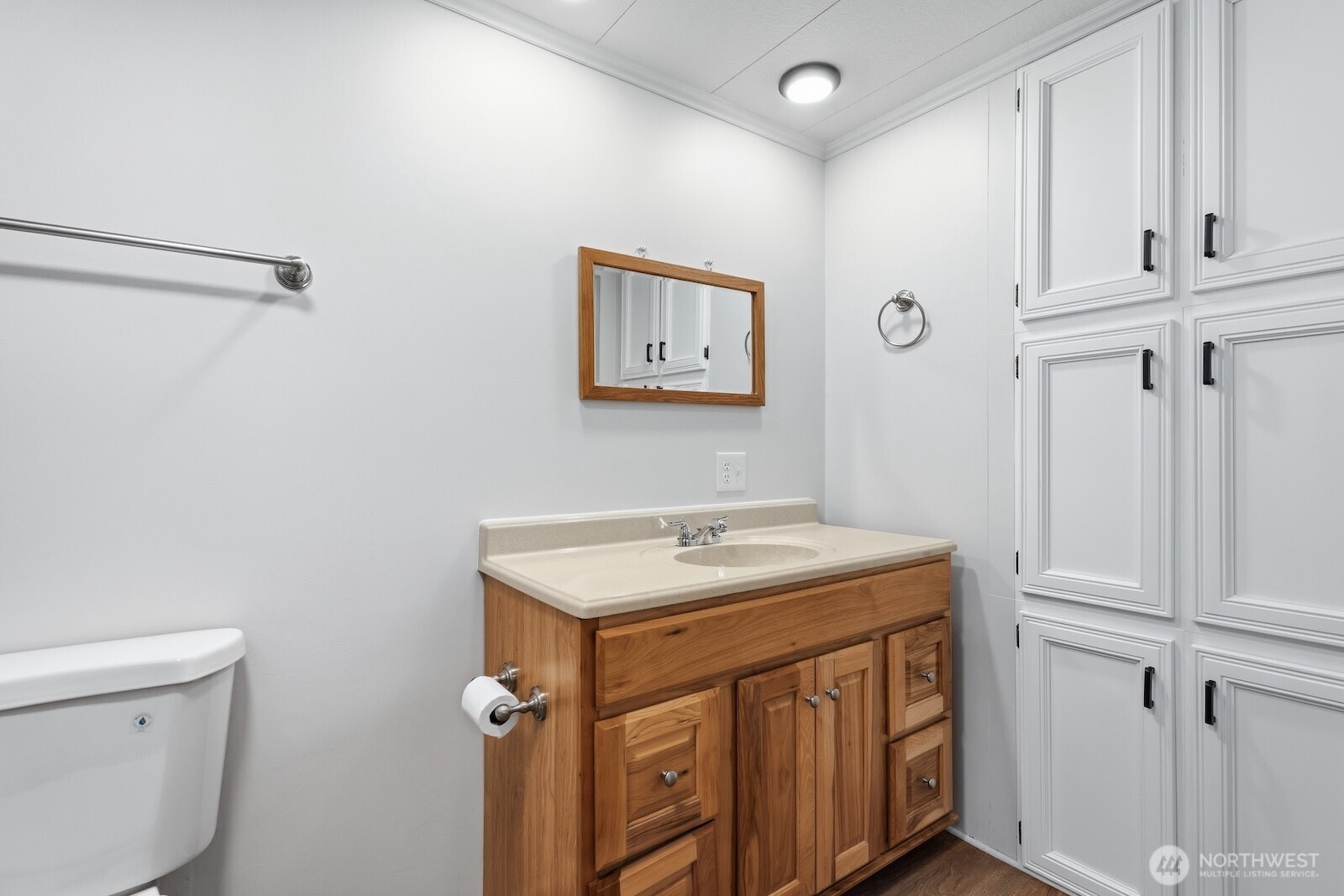 Another view of the full bathroom