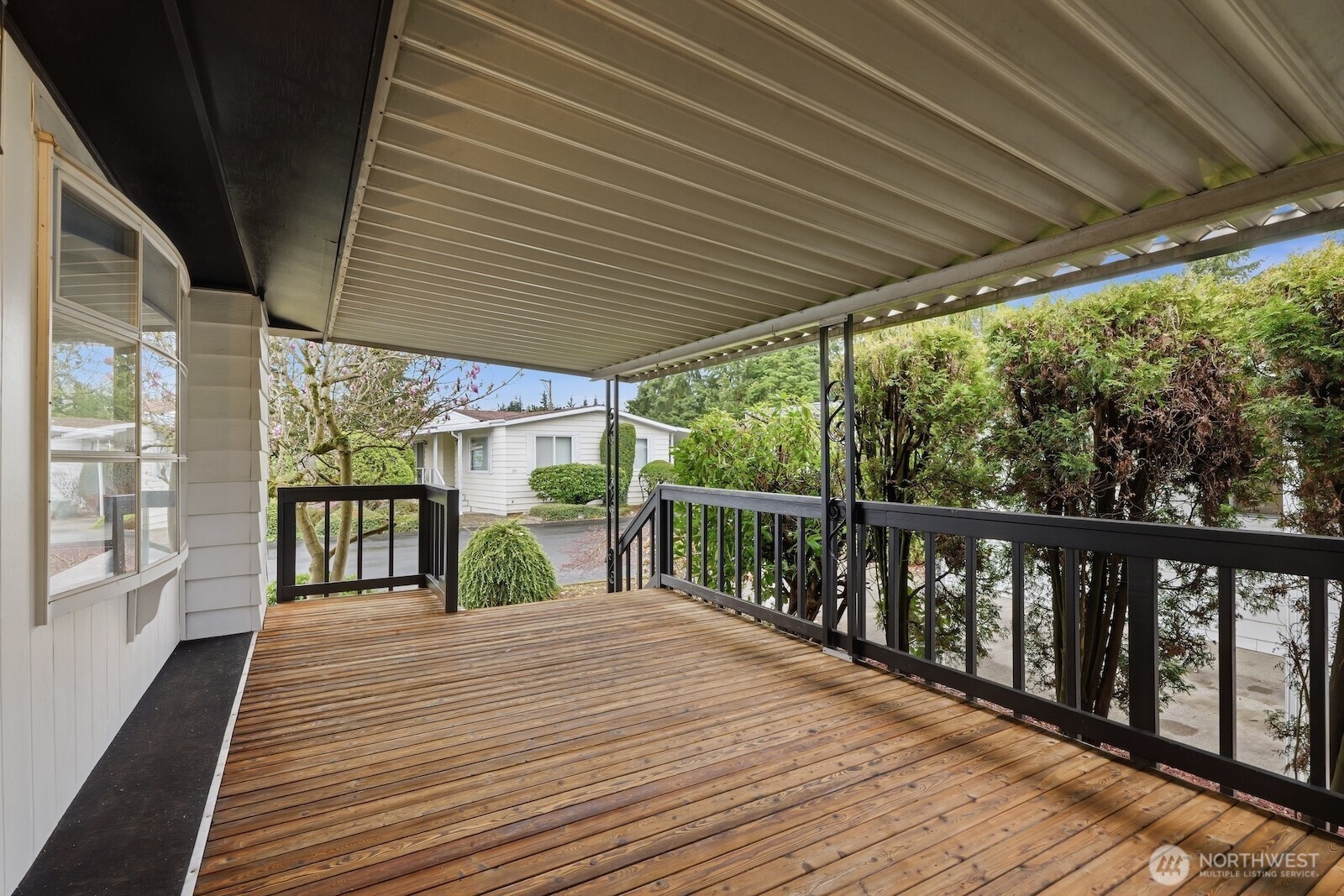 Large covered deck great for outdoor entertaining
