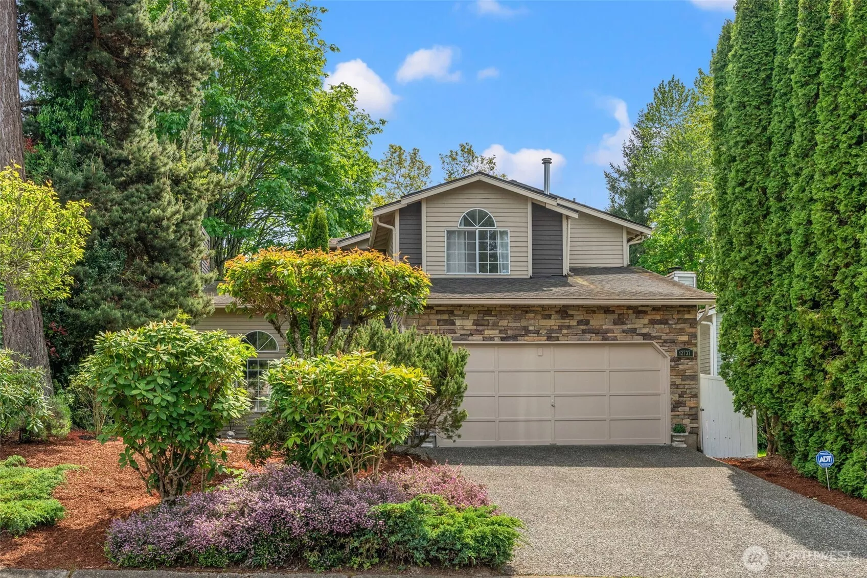 Gorgeous house in a fantastic spot! Imagine living right across from Mark Twain Elementary — the ultimate convenience for busy mornings and an incredible community vibe - Welcome!