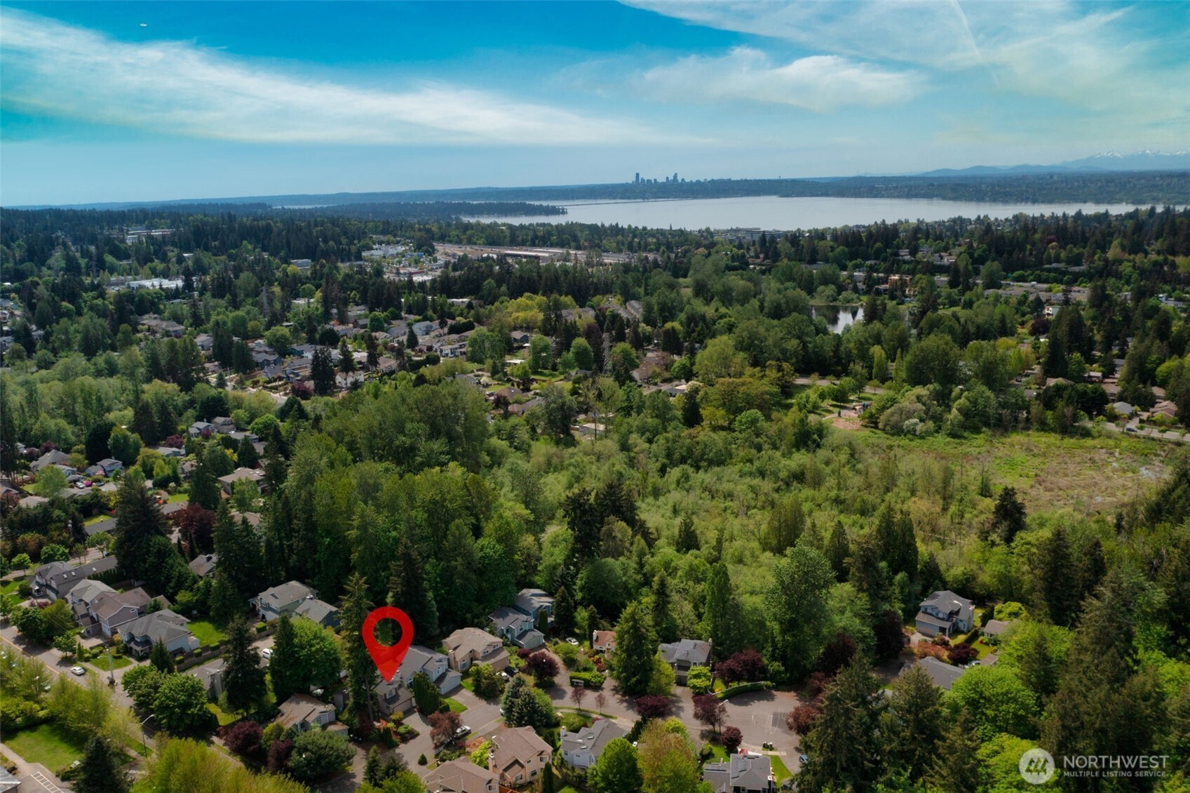 You’ll love this prime location right across from Mark Twain Elementary. Parks are just a short walk away, with Kirkland Marina, Costco, and Totem Lake Mall only a brief drive from your doorstep.