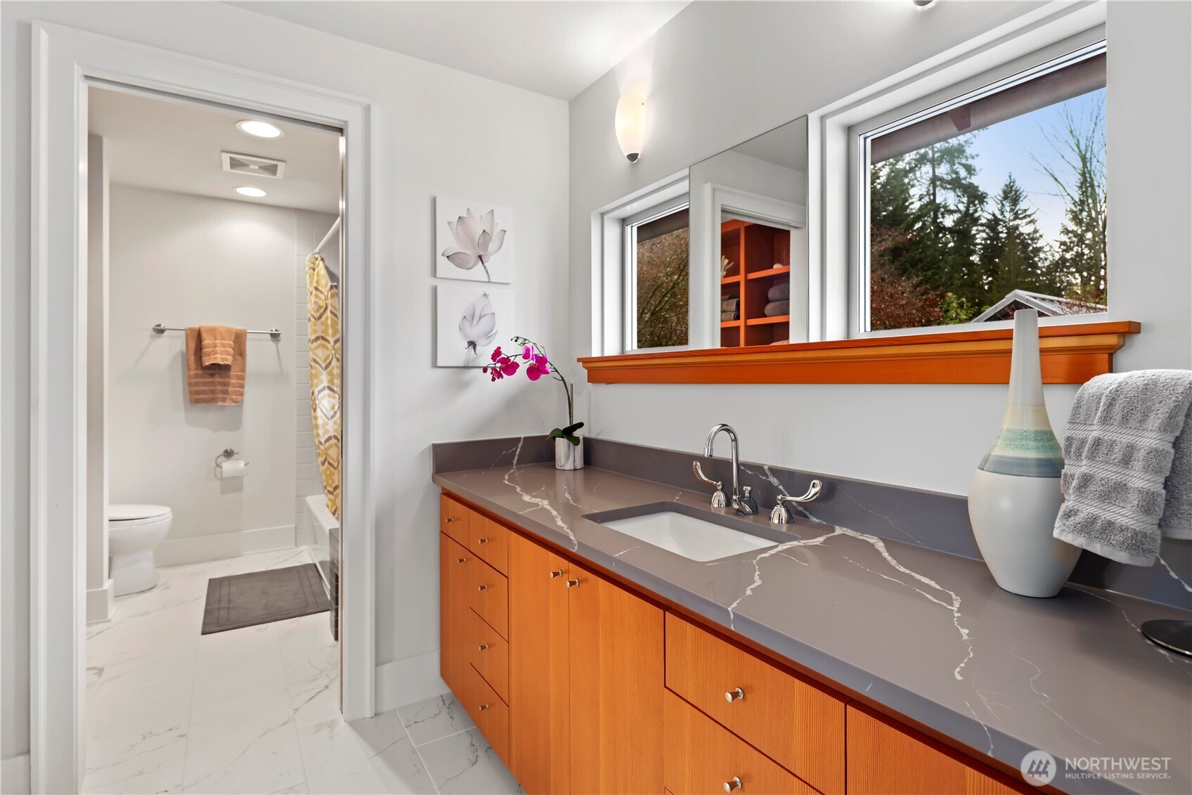 Jack & Jill bath in between the two upstairs bedrooms