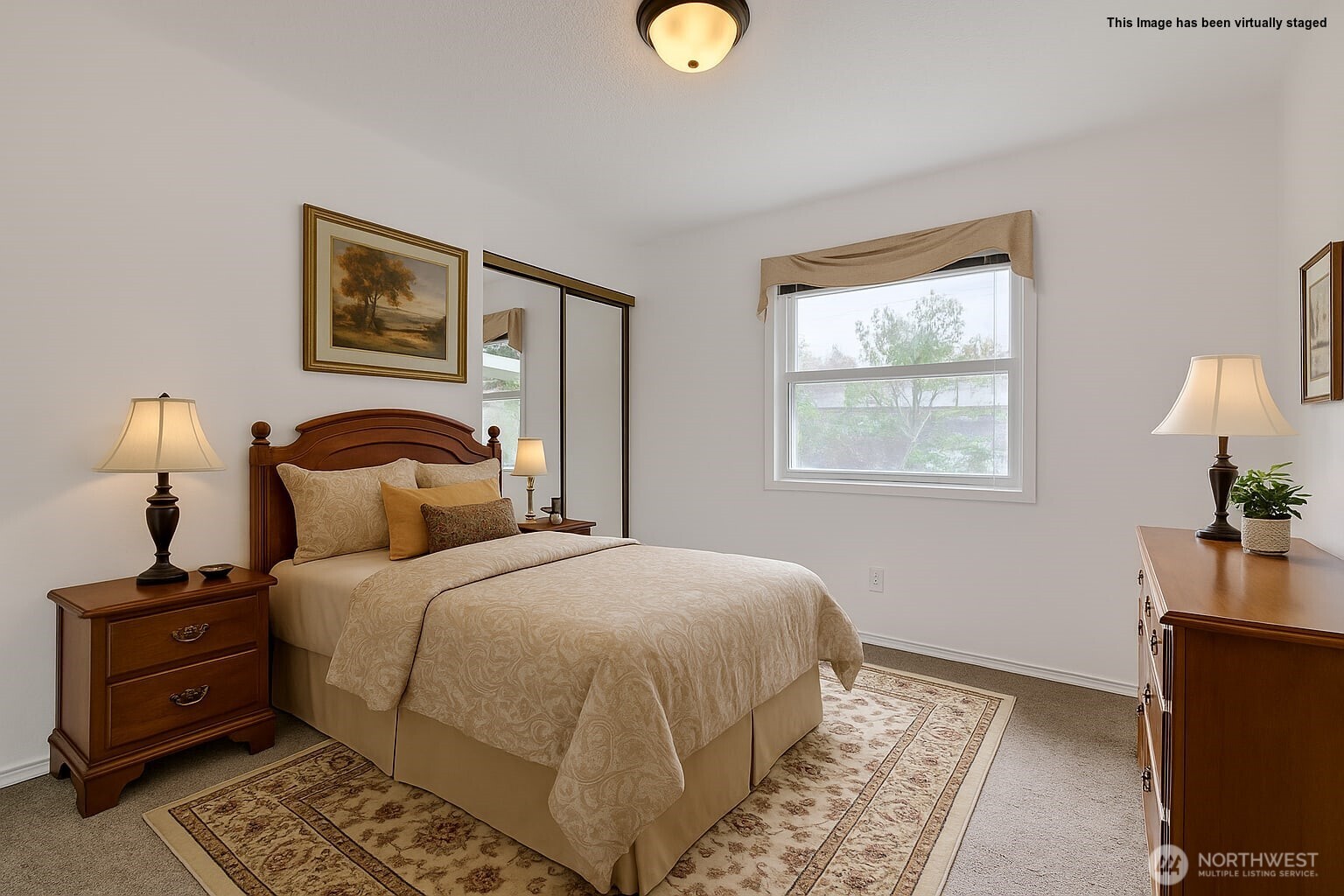 Bed 2 with mirrored closet doors