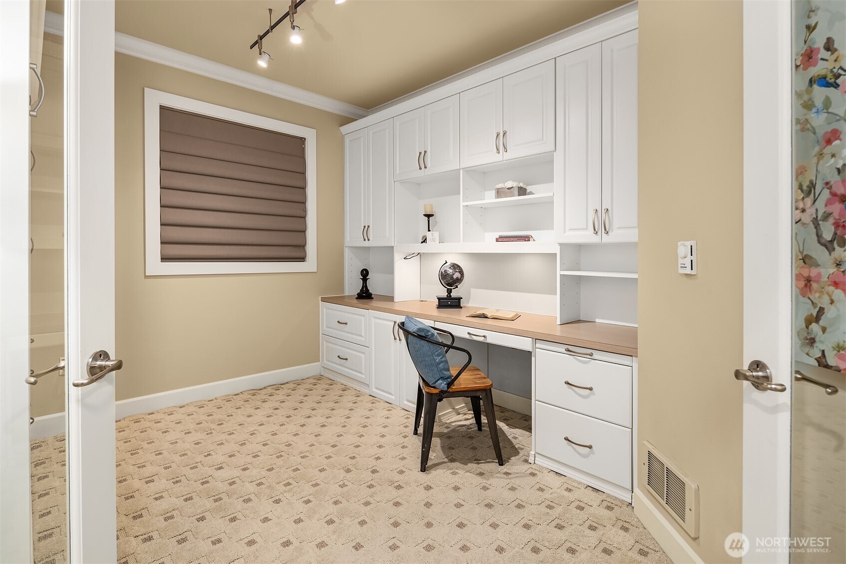 Multi-purpose room / office + guest space provides the ultimate in flexibility