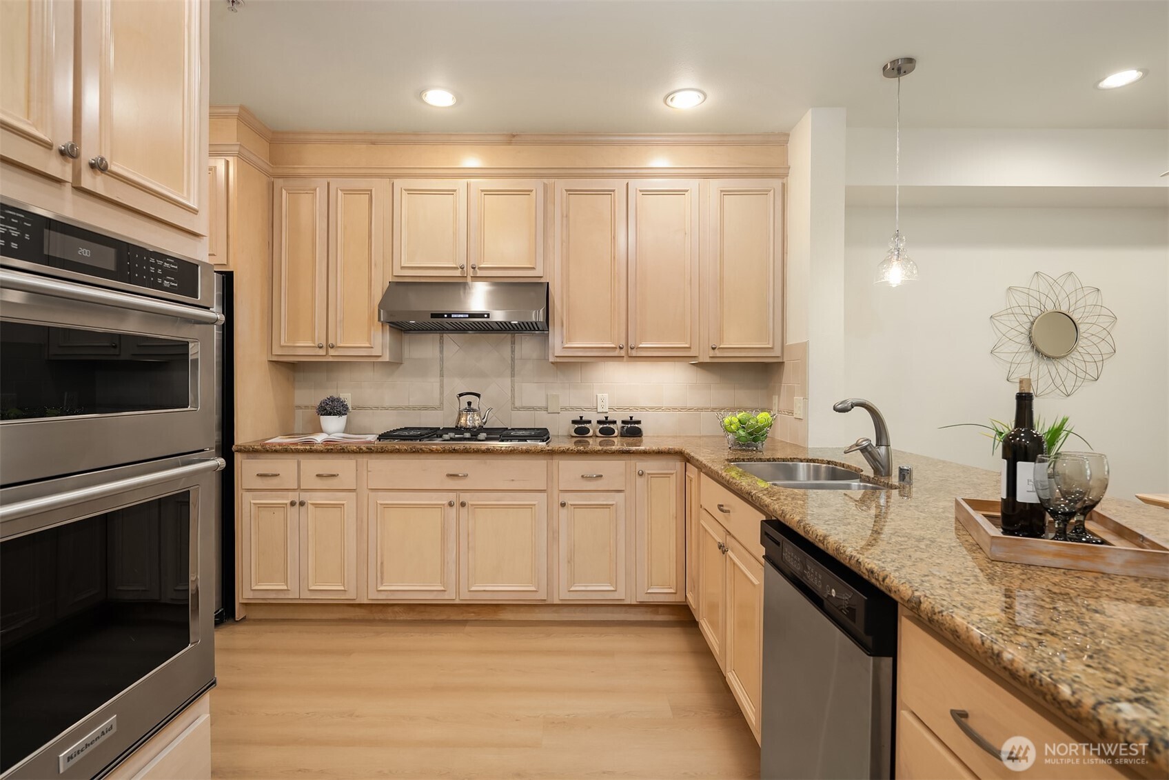 5-burner gas range with new hood vent