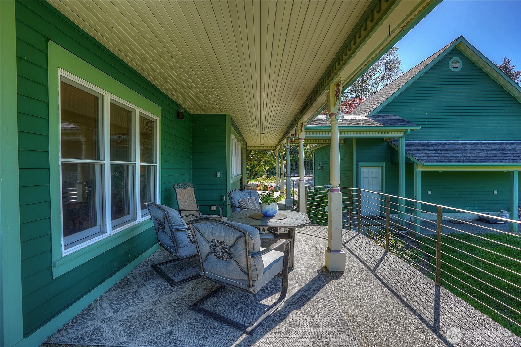 Breakfast or dinner, coffee or evening drinks...the estate offers numerous options to relax and enjoy your day.