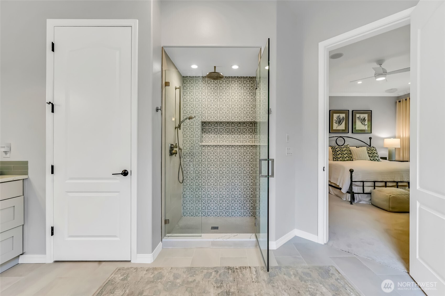 New shower tiles, frameless door and Hans Grohe shower heads (including a rain shower head) installed in 2022.