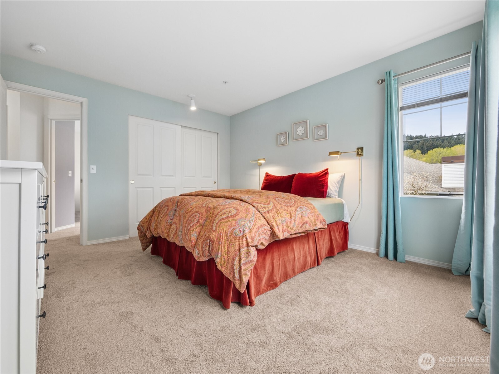 - Plus large closet & corner windows