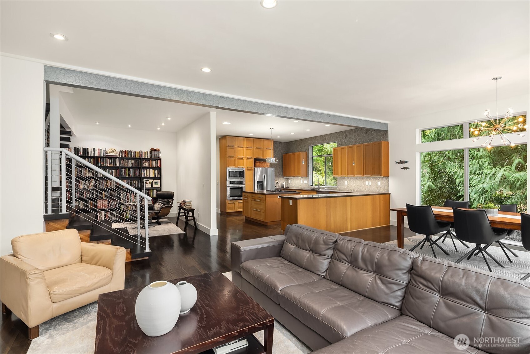 Open yet defined living space for everyday comfort.