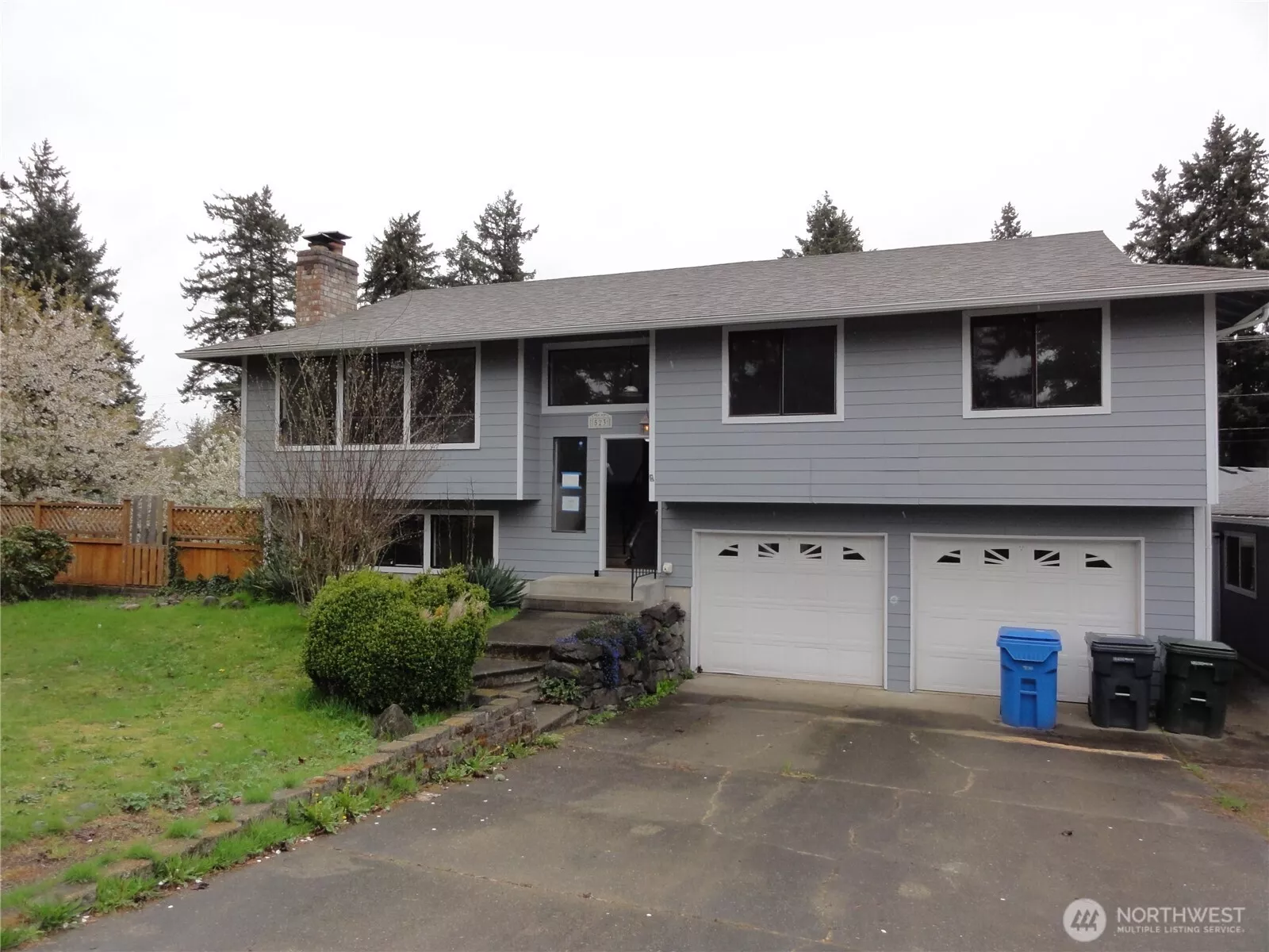 Welcome to large split level home offering over 1800 sq ft.