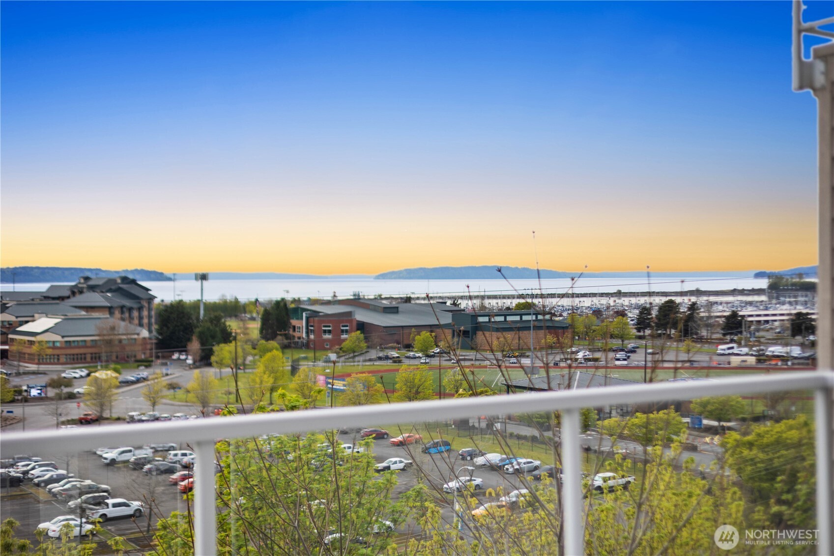 large back deck with amazing views and spa