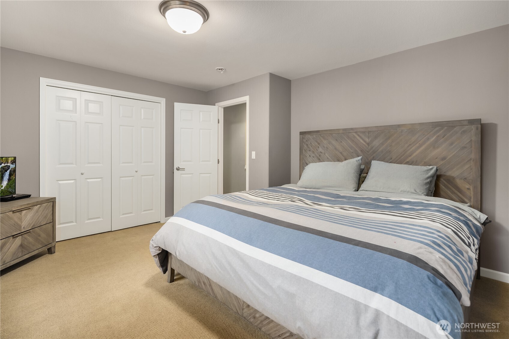 1 of 5 additional bedrooms on upper level