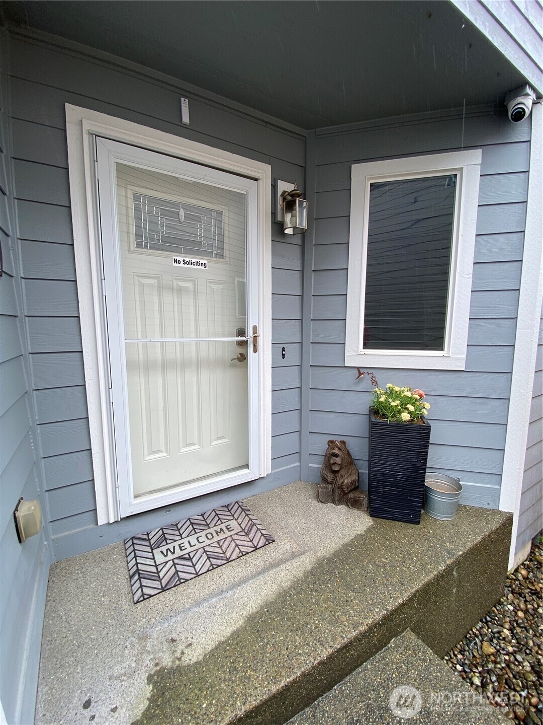 Covered front porch!