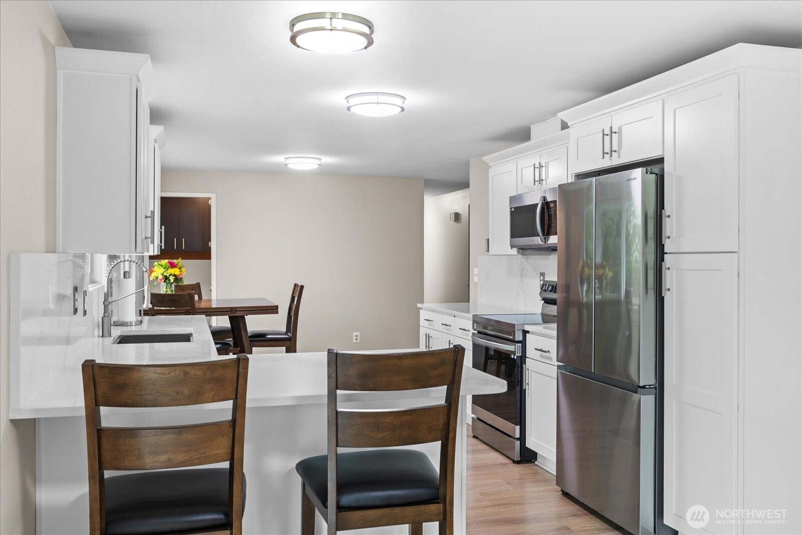 Enjoy a quick meal at the kitchen bar!