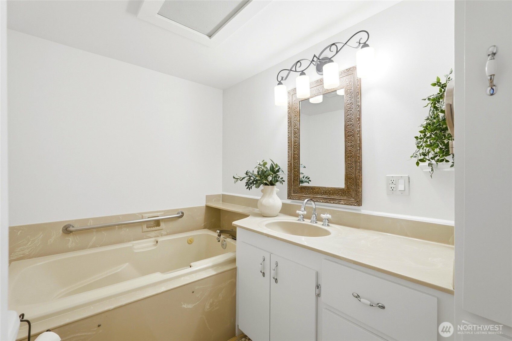 Main bath with jetted tub