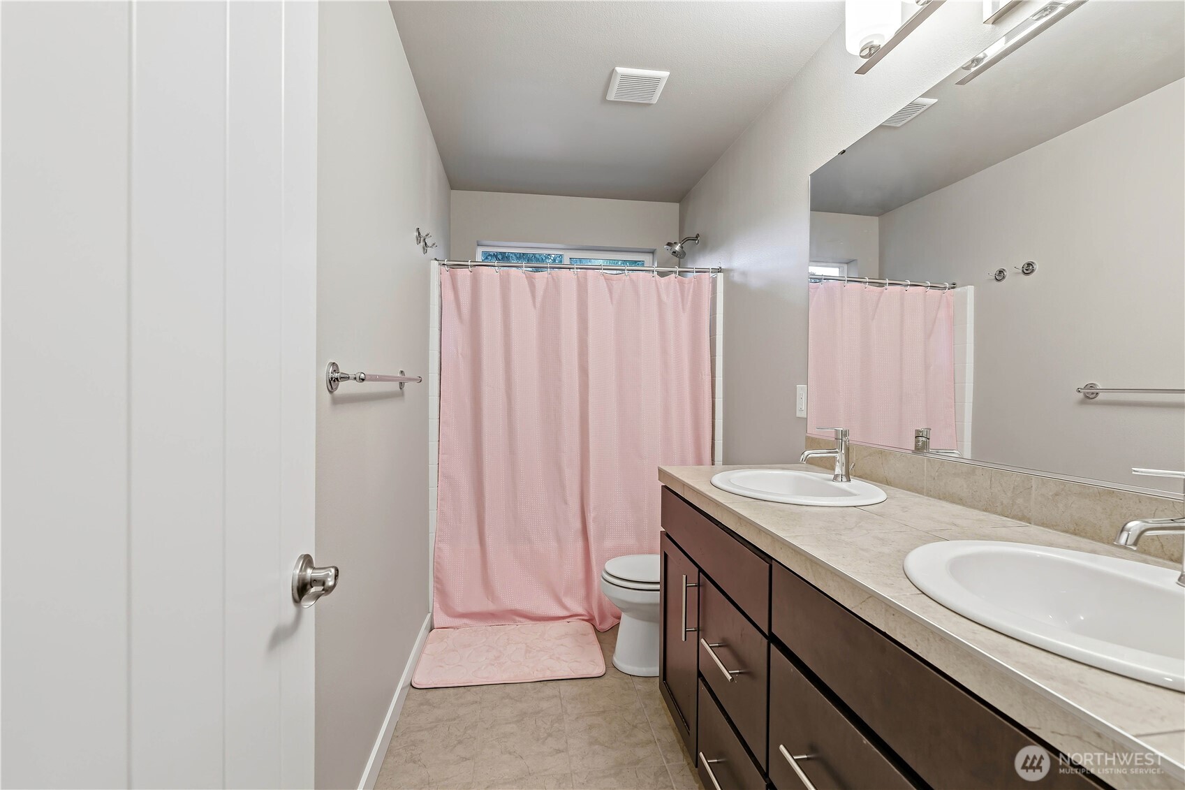 Full Guest Bath on Upper Floor