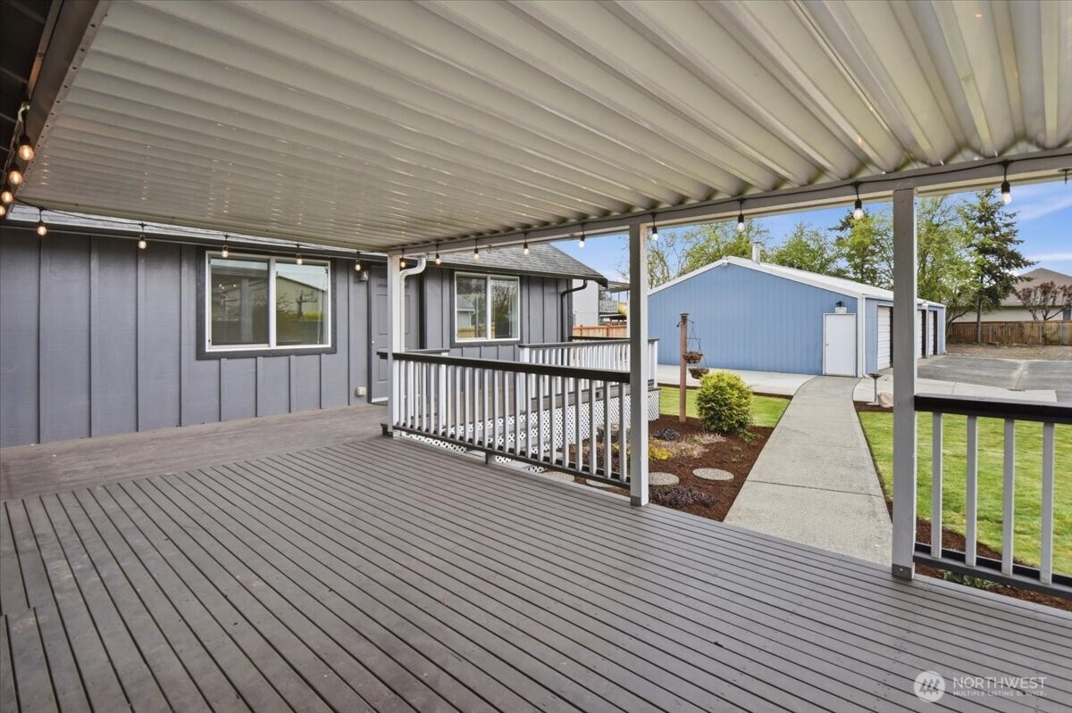 Great covered deck for all year entertaining & BBQing.