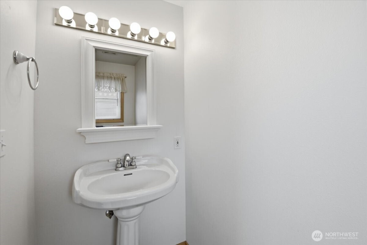 1/2 bath off the Bonus room