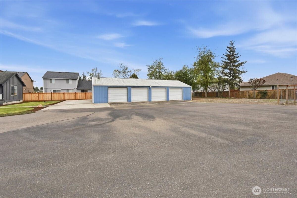 Absolute great 30'X60" shop / Mechanics dream / Hobby barn / Toy garage.  Opportunities are endlless