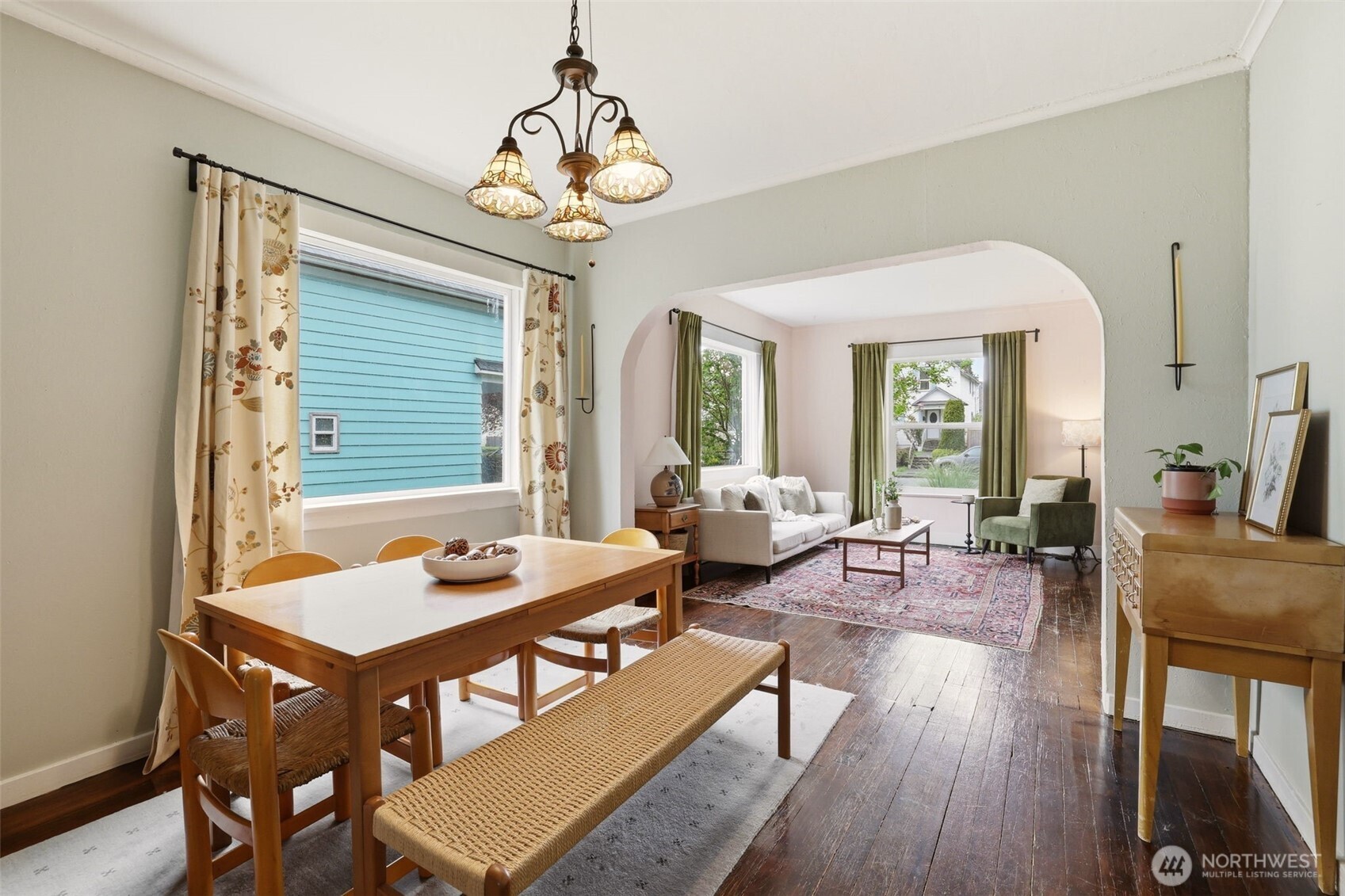 Flowing spaces that feel open + connected.