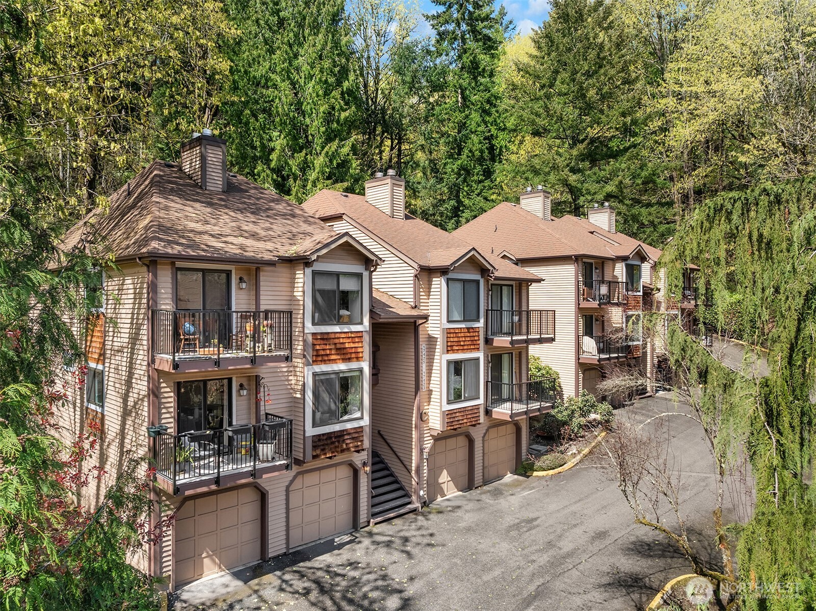 End unit with beautiful and peaceful views of the surrounding woodlands.