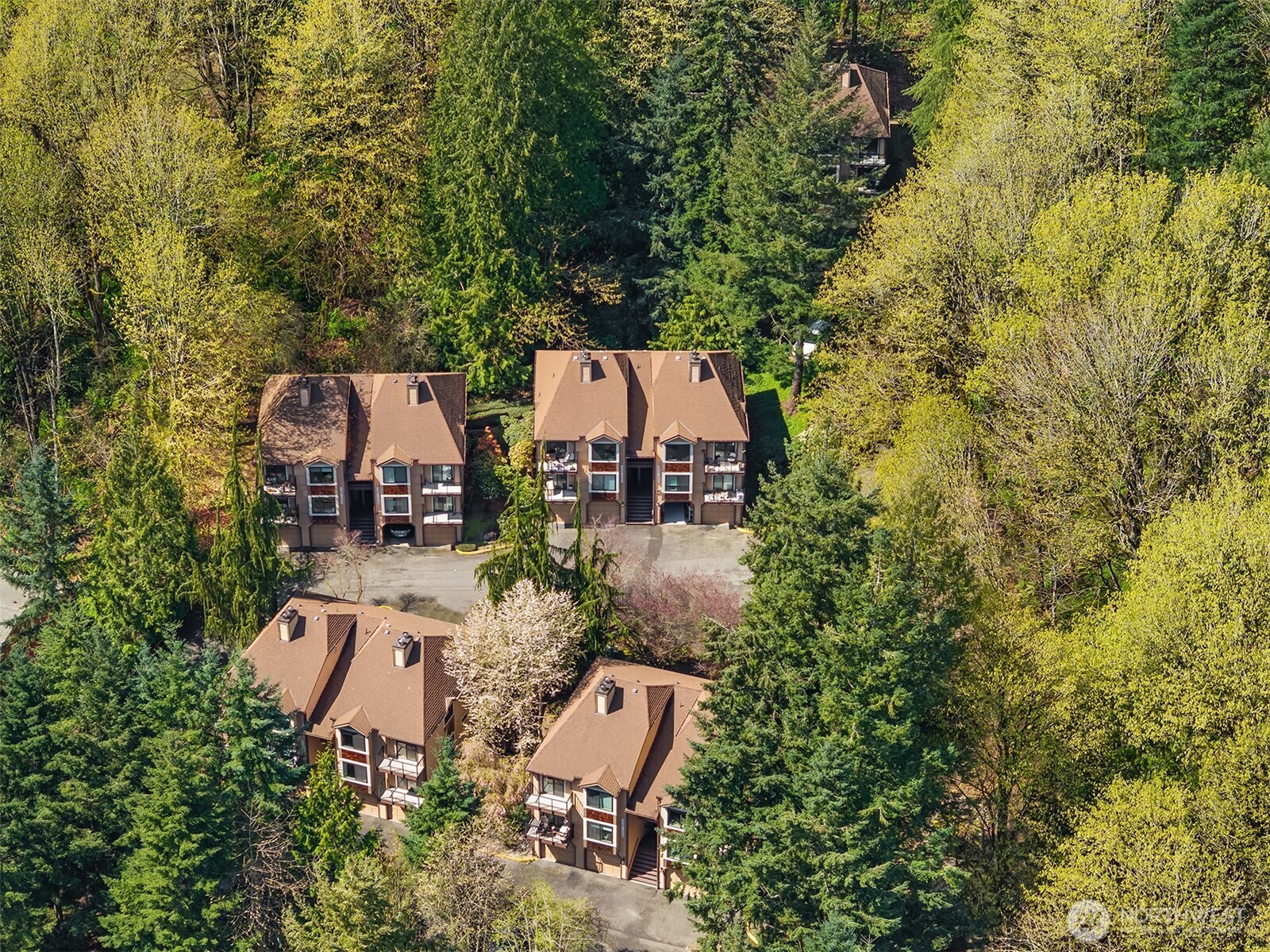 Quiet complex surrounded by nature!