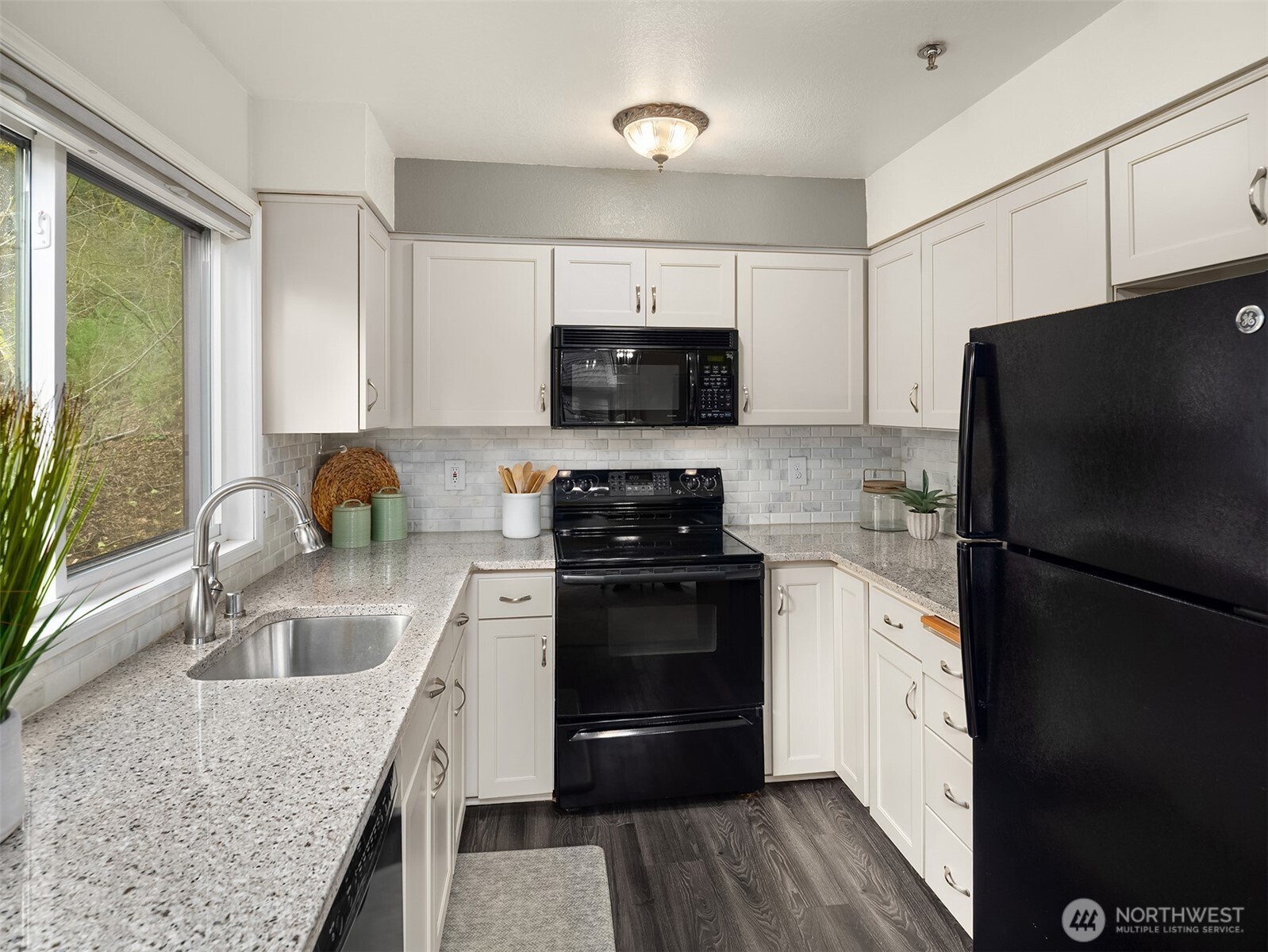 Fully Remodeled Kitchen
