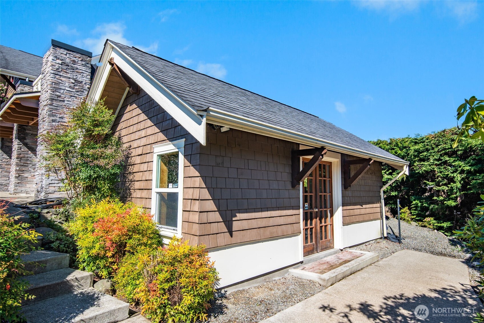 Detached workshop includes VAC.