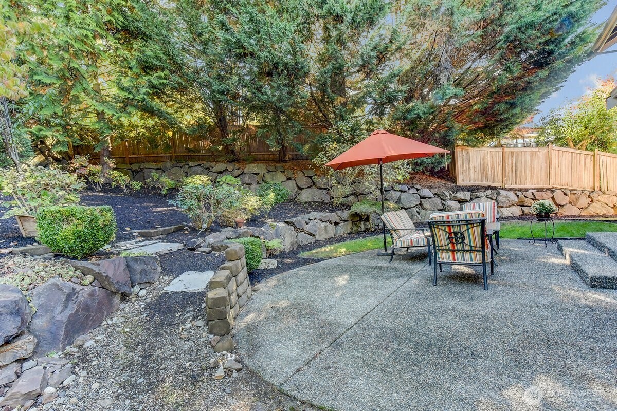 Enjoy the nice outdoor living space!