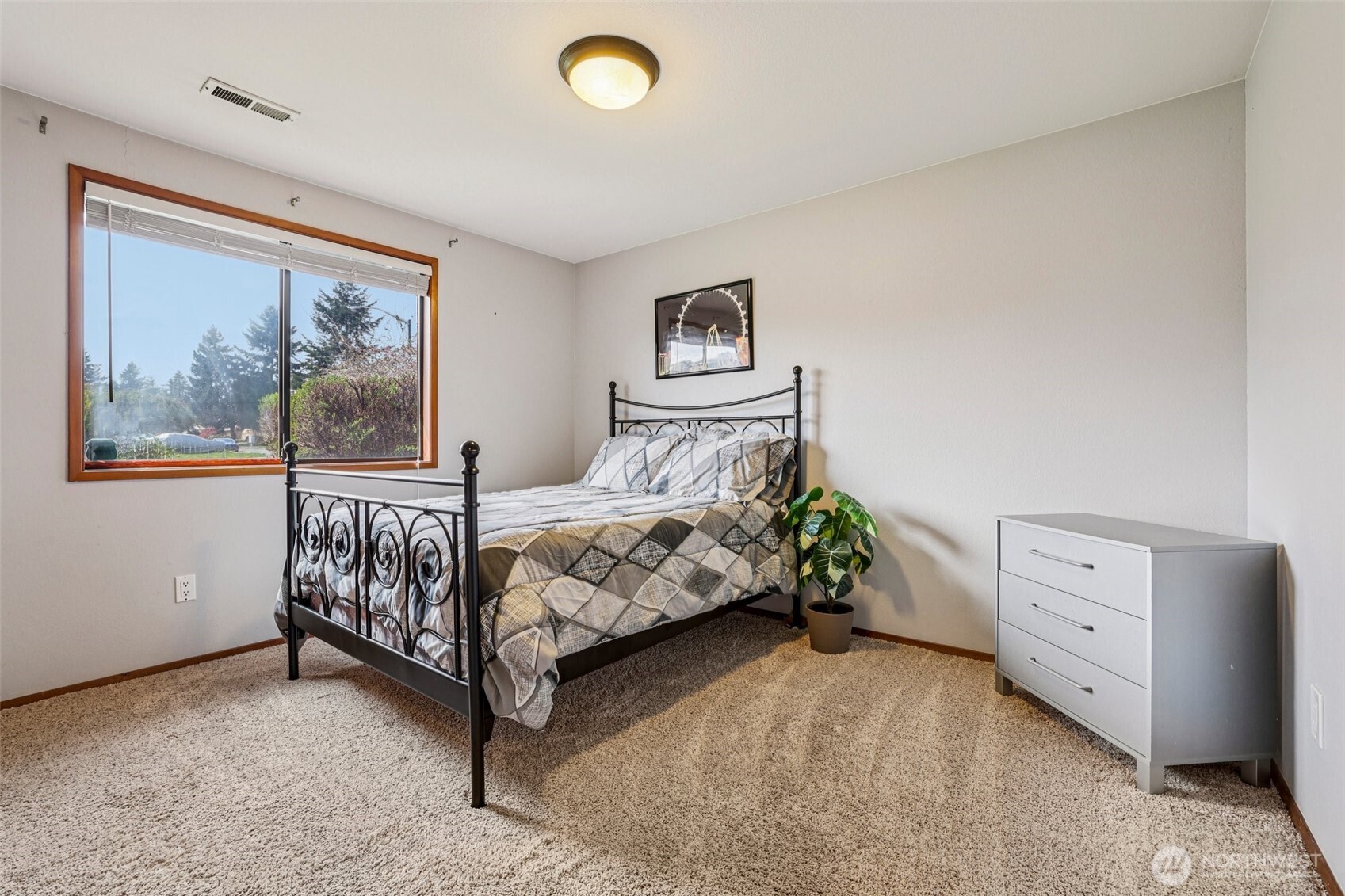 Bright second bedroom