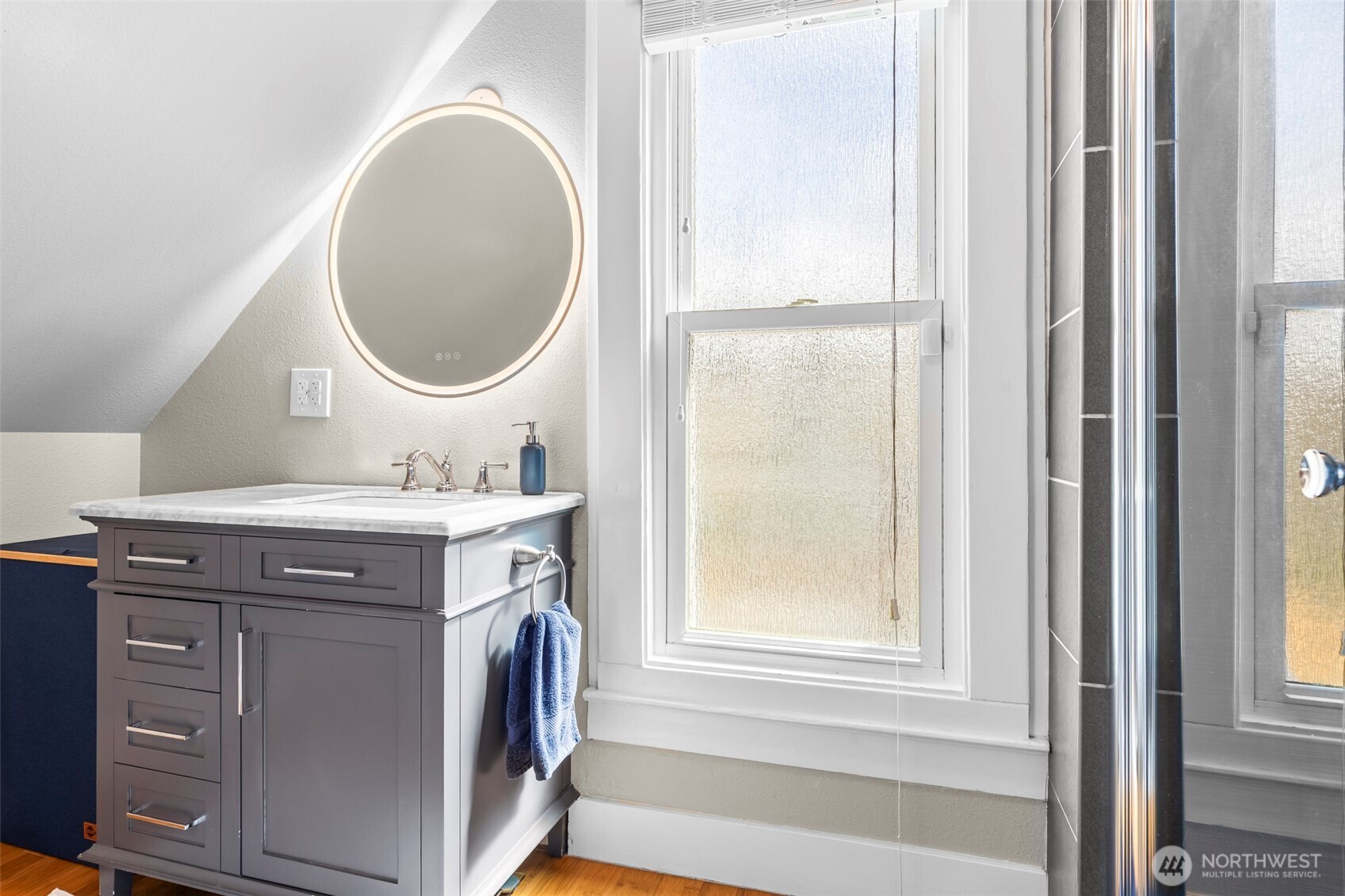 Primary suite bathroom w/ heated mirror