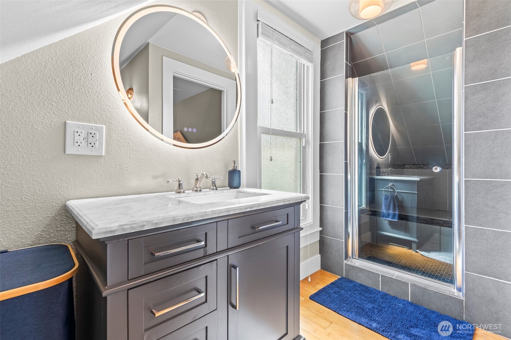 Walk-in shower w/ seat off of primary suite