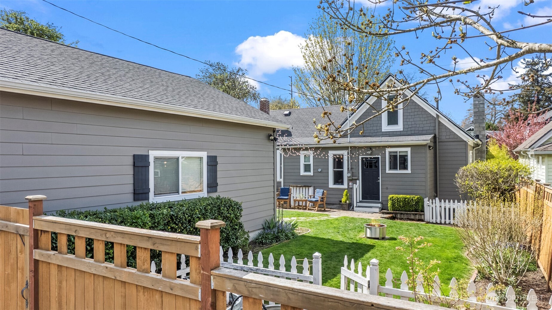 Fully fenced private back yard w/ new fencing!