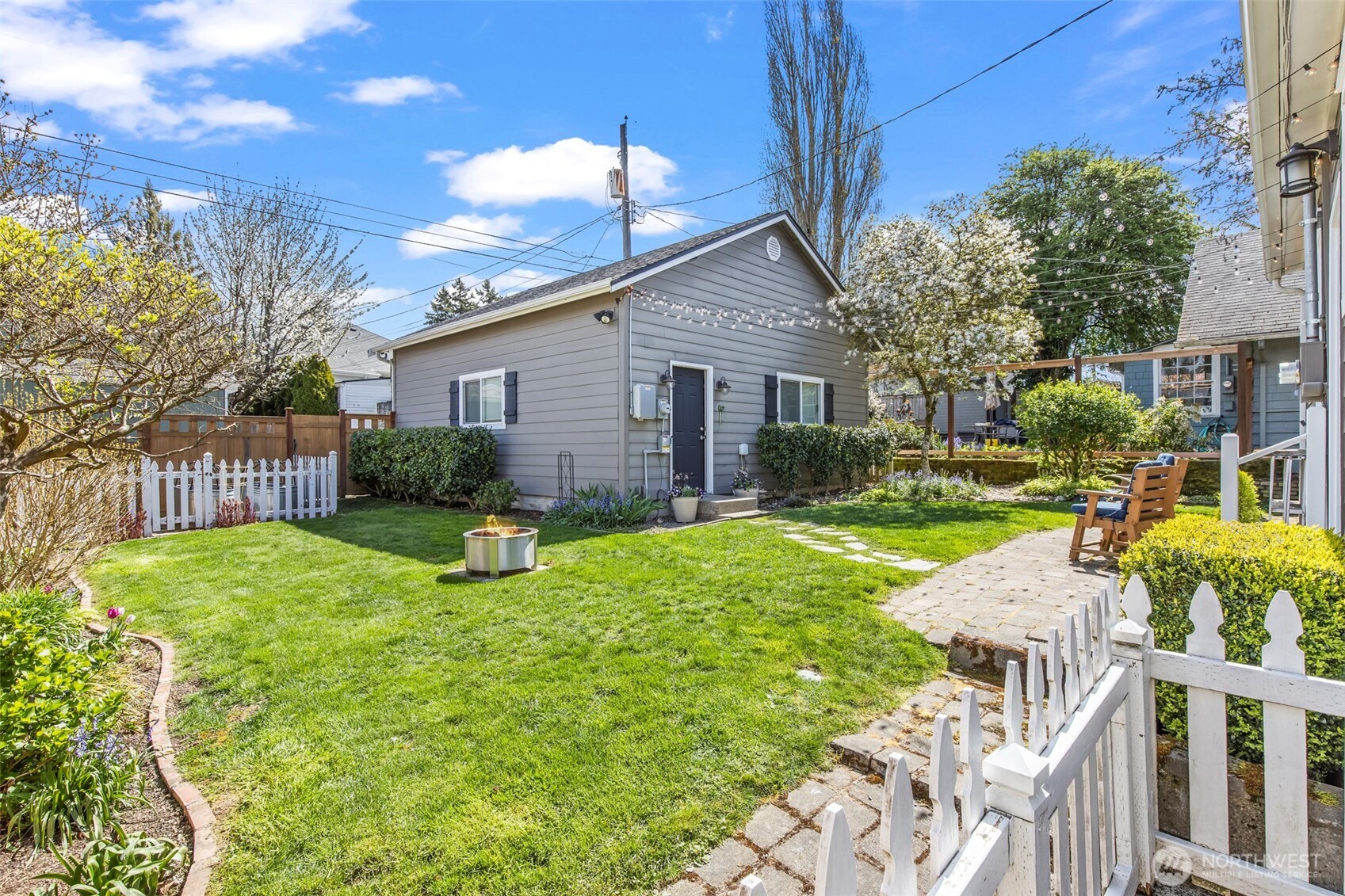 Private, fully fenced back yard (new fence was being installed on the same day as photography)