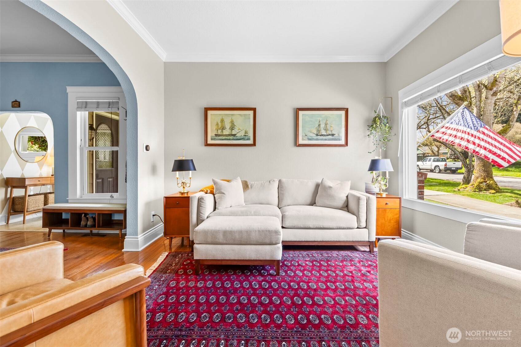 Livingroom with view of the street