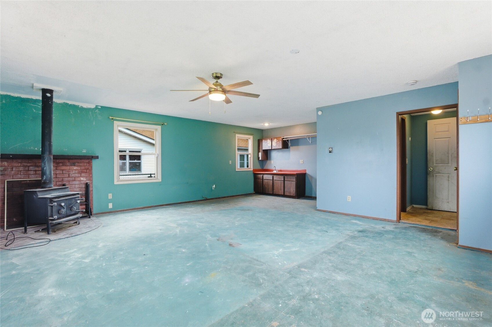 Wet bar as well!