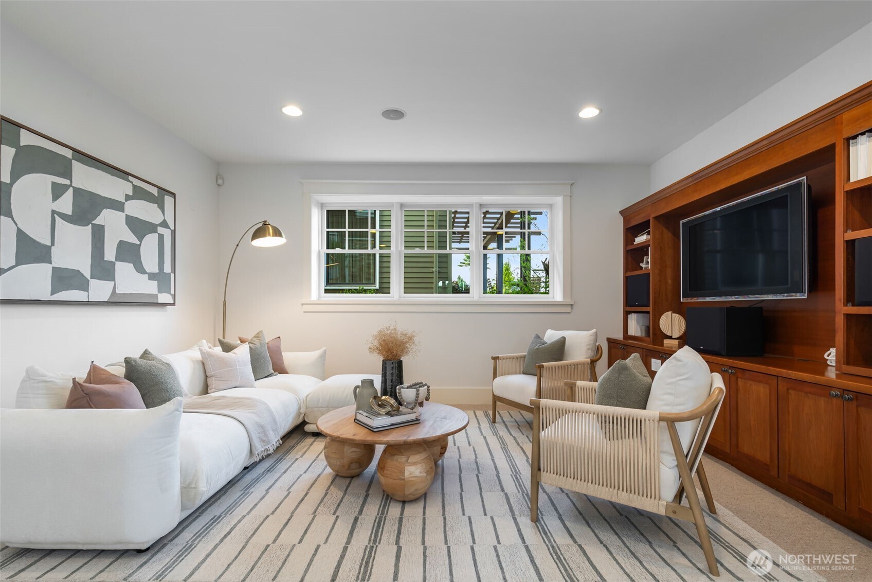 A full size primary bathroom retreat.