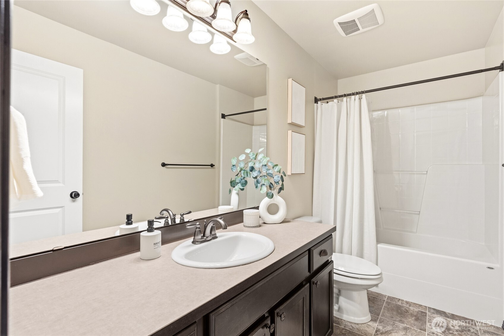 full upstairs bathroom