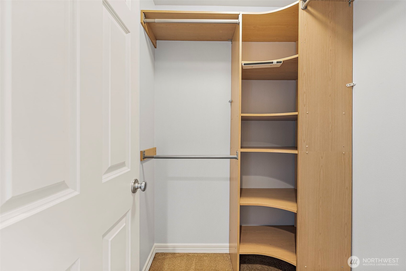 Flexible rooms for guests, hobbies, or additional workspace