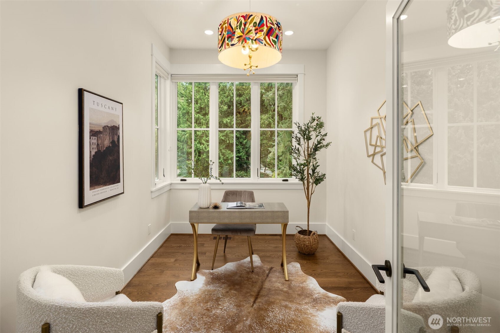 Multipurpose space for 2nd office, library or creative studio