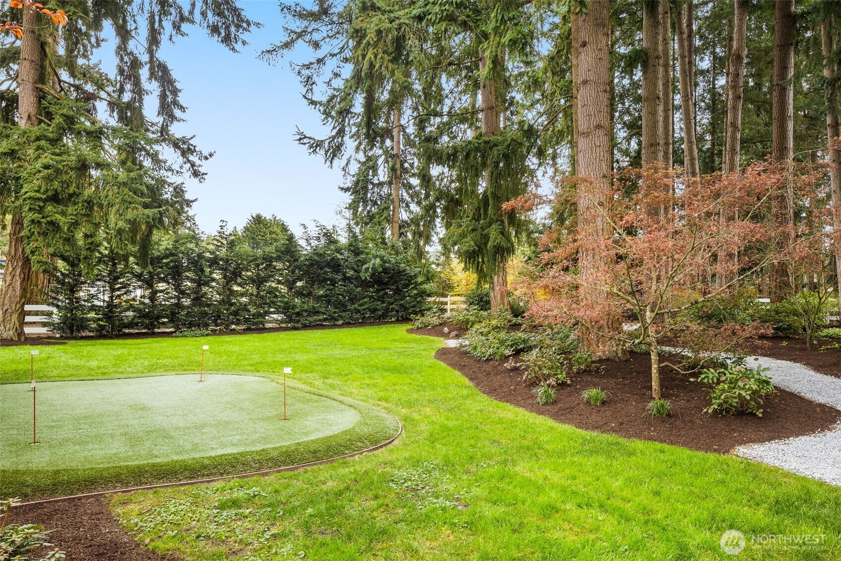 Private putting green, Ideal for Golf Enthusiasts and Outdoor Leisure.