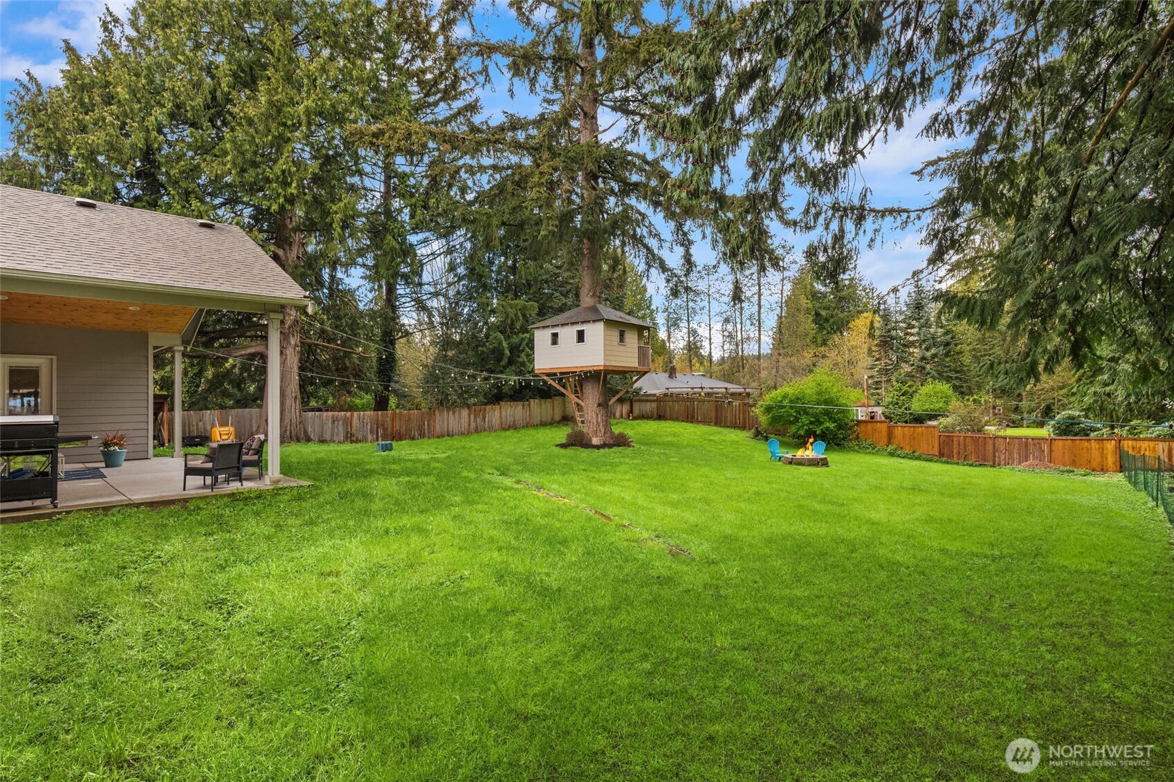 Enjoy relaxing and fun in your large private yard with treehouse and zipline!