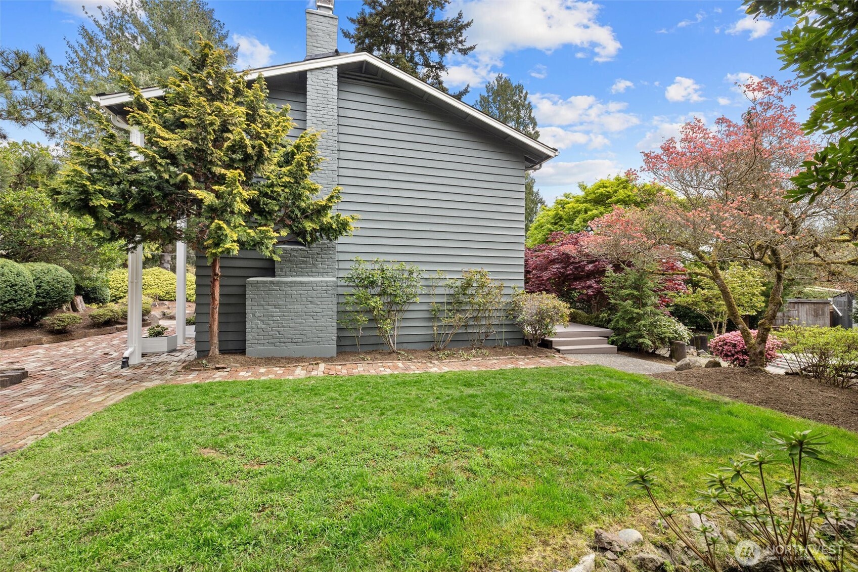 Plenty of yard space for outdoor games and BBQ's