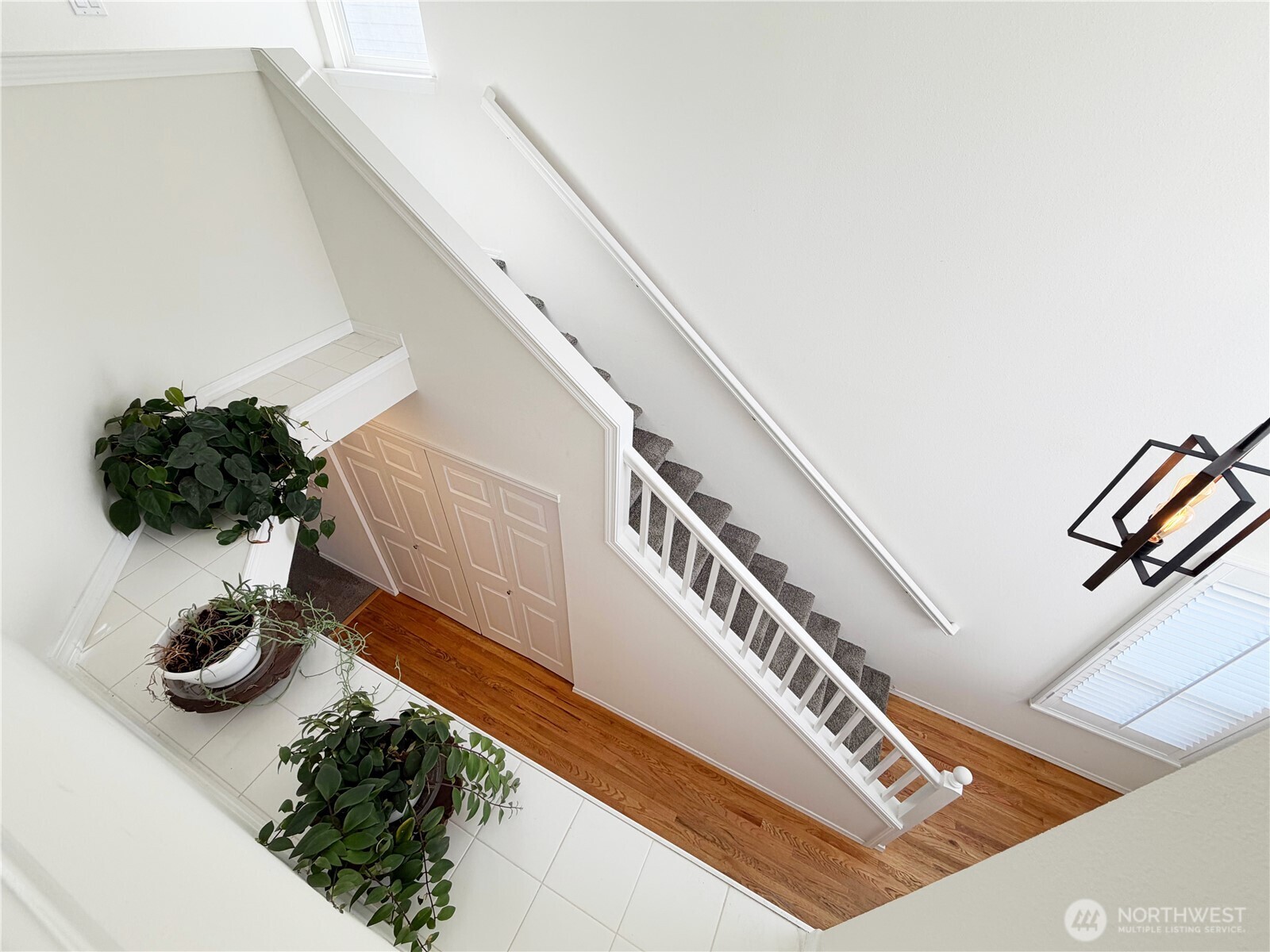 2-story vaulted ceilings for light-drenched spaces