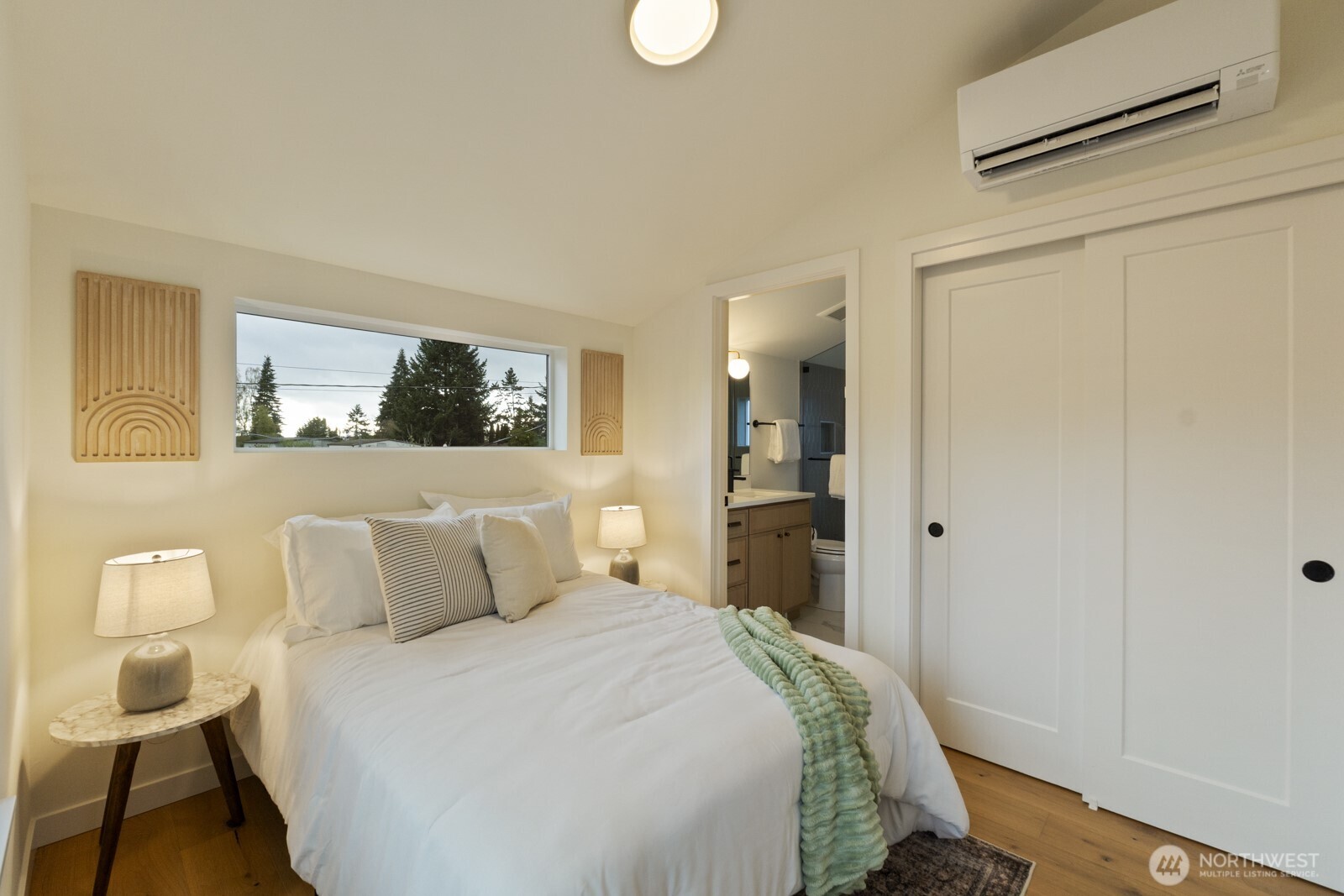 Photo from nearly-identical staged unit.