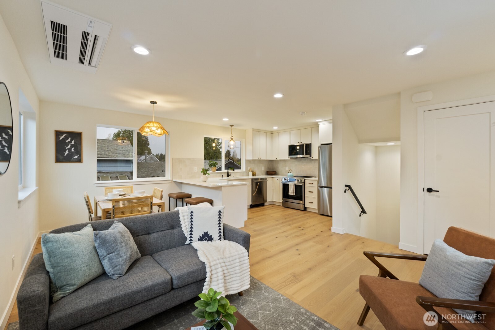 Photo from nearly-identical staged unit.