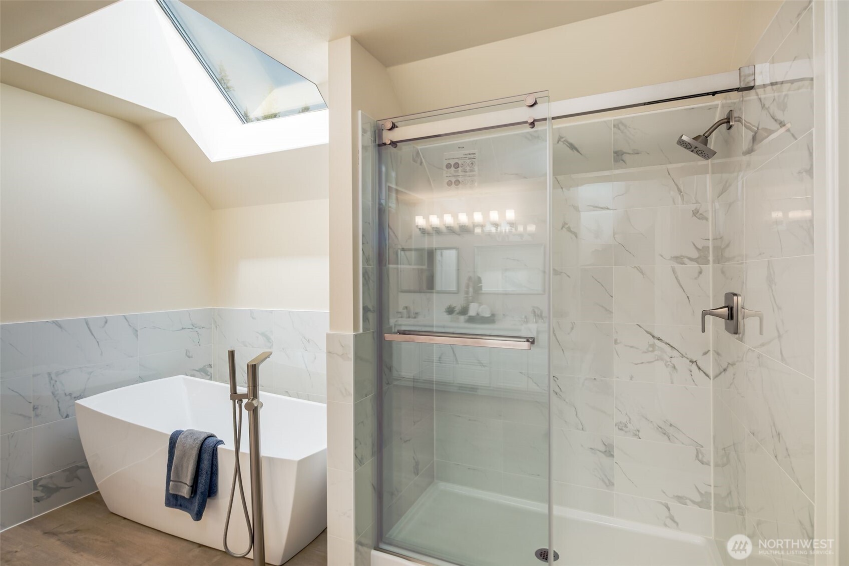 The skylight above the tub is nice for star gazing at night too...
