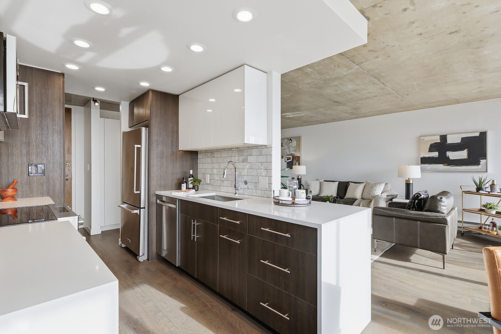 Pick up tasty takeout from a number of fantastic nearby spots, or cook to your heart's content in this wow-worthy kitchen.