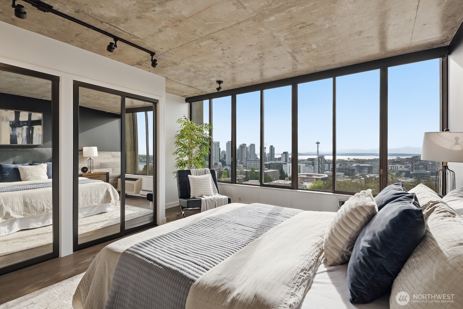 You simply will never get tired of waking up to these views.