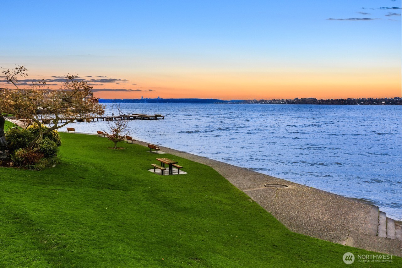 Beautiful Kirkland beaches and parks are very close by.