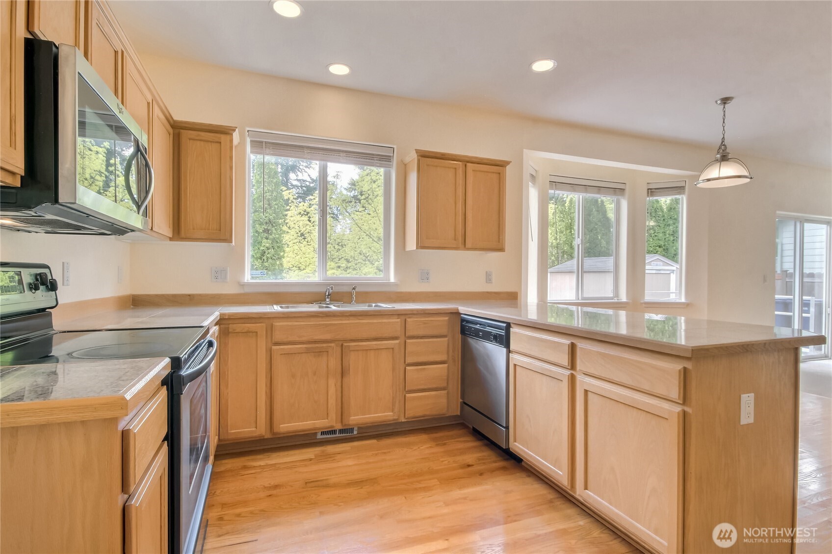 Spacious kitchen with marble countertops and eatingbar and bill desk